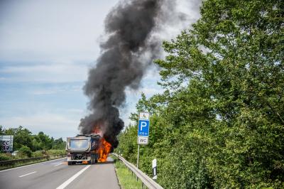 Schwaikheim: Zugmaschine brennt auf B14 vollstaendig aus